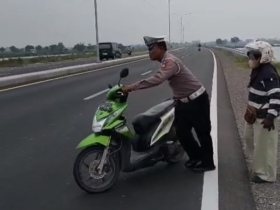 Ban Motor Emak-Emak Pecah di Jalan Lingkar Utara, Dua Polisi Sigap Beri Pertolongan