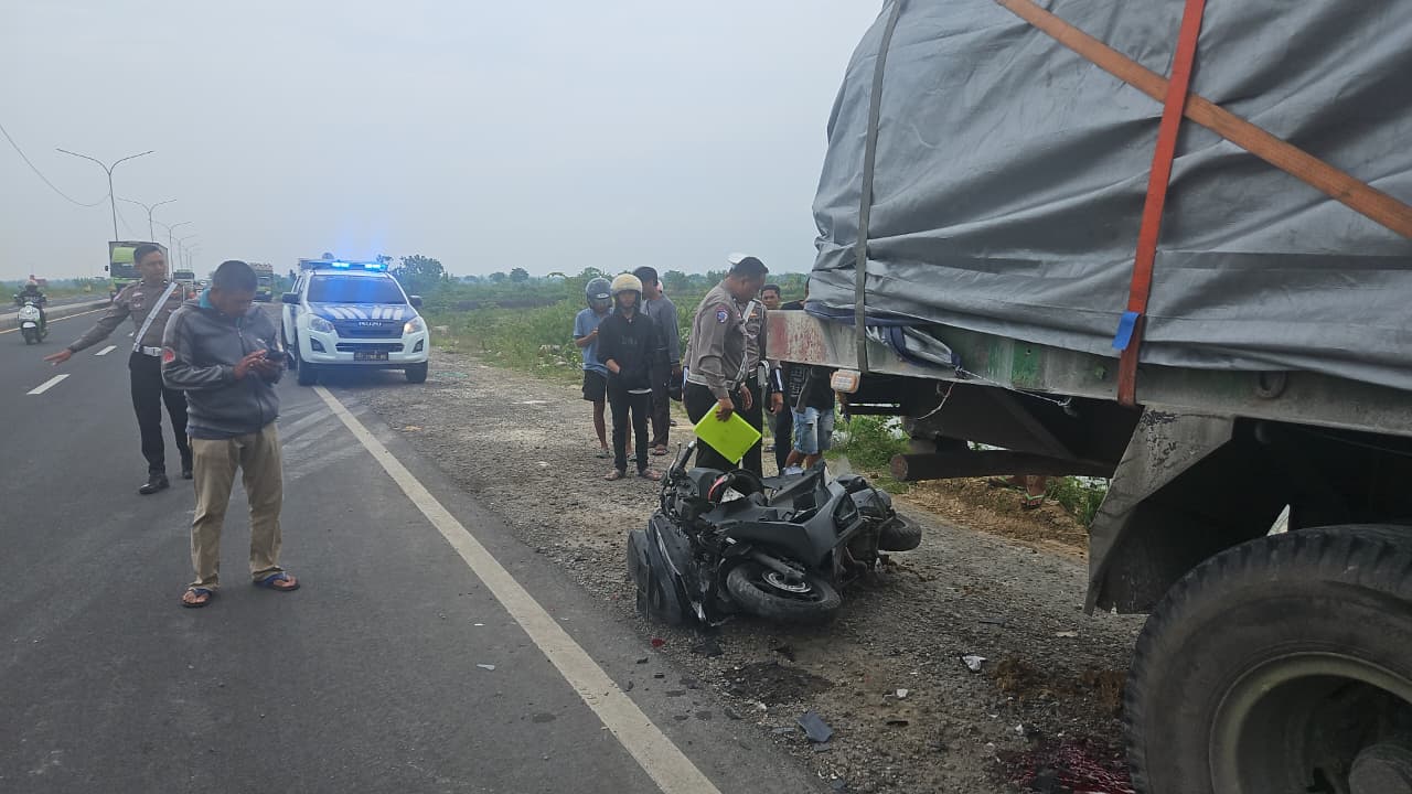 Karyawati Pabrik di Lamongan Tewas Usai Tabrak Belakang Truk Parkir di Jalan Lingkar Utara
