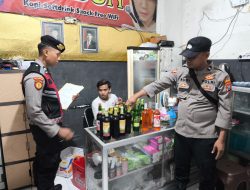 Berantas Pekat Jelang Nataru, Petugas Gabungan Sukodadi Gerebek 5 Warung Penjual Miras dan Karaoke