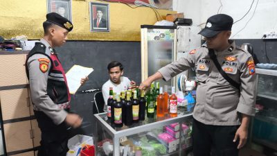 Berantas Pekat Jelang Nataru, Petugas Gabungan Sukodadi Gerebek 5 Warung Penjual Miras dan Karaoke