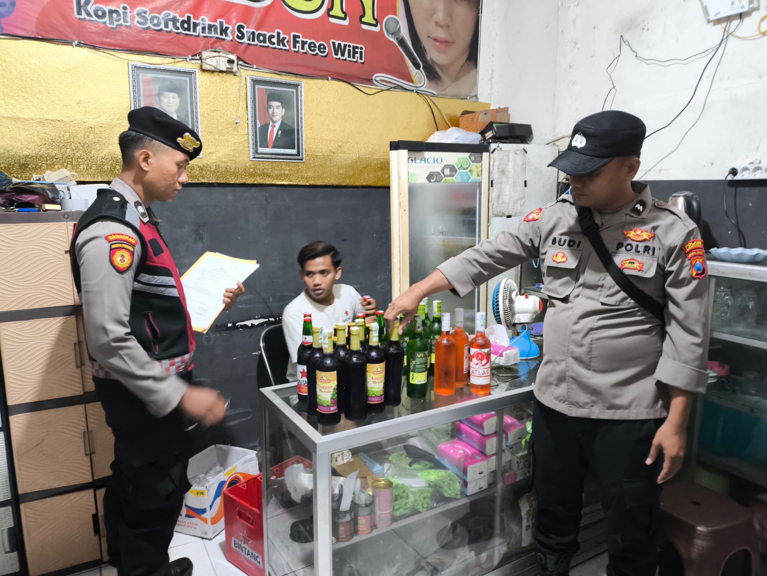 Berantas Pekat Jelang Nataru, Petugas Gabungan Sukodadi Gerebek 5 Warung Penjual Miras dan Karaoke