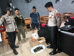 Berantas Pekat Jelang Nataru, Petugas Gabungan Sukodadi Gerebek Lima Warung Penjual Miras dan Karaoke