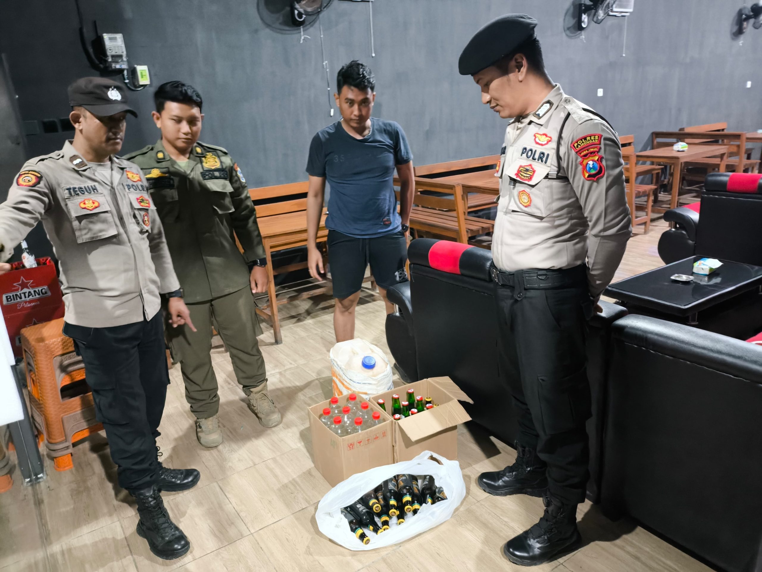 Berantas Pekat Jelang Nataru , Petugas Gabungan di Sukodadi Lamongan Sikat 5 Warung Penjual Miras dan Karaoke