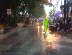 Dua Warung di Sugio Lamongan Ambruk Akibat Terjangan Arus Sungai