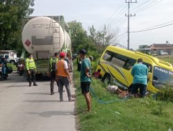 Minibus Elf Tabrak Motor di Sukodadi Lamongan, Satu Korban Tak Sadarkan Diri