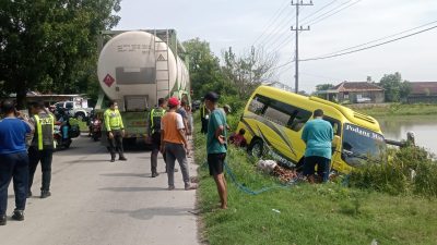 Minibus Elf Tabrak Motor di Sukodadi Lamongan, Satu Korban Tak Sadarkan Diri
