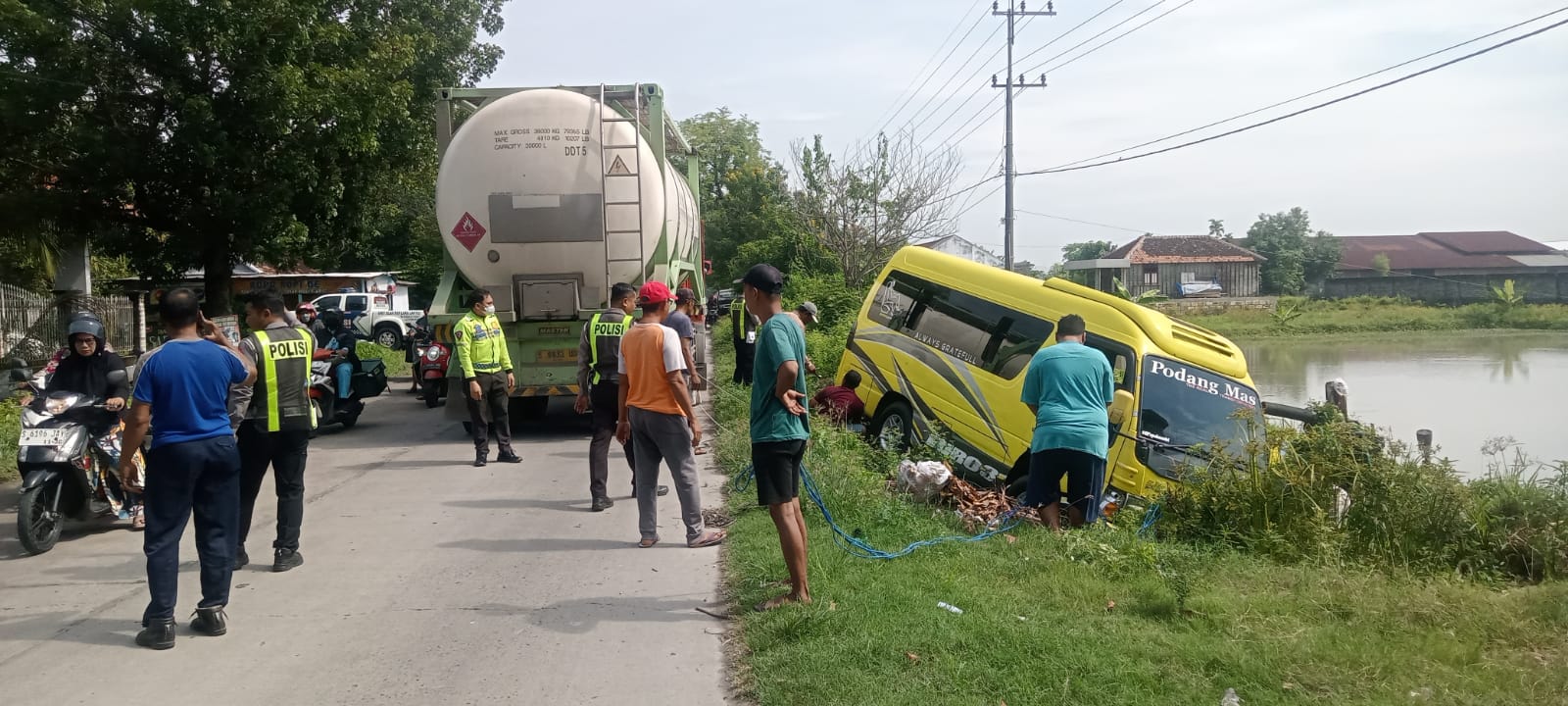 Minibus Elf Tabrak Motor di Sukodadi Lamongan, Satu Korban Tak Sadarkan Diri