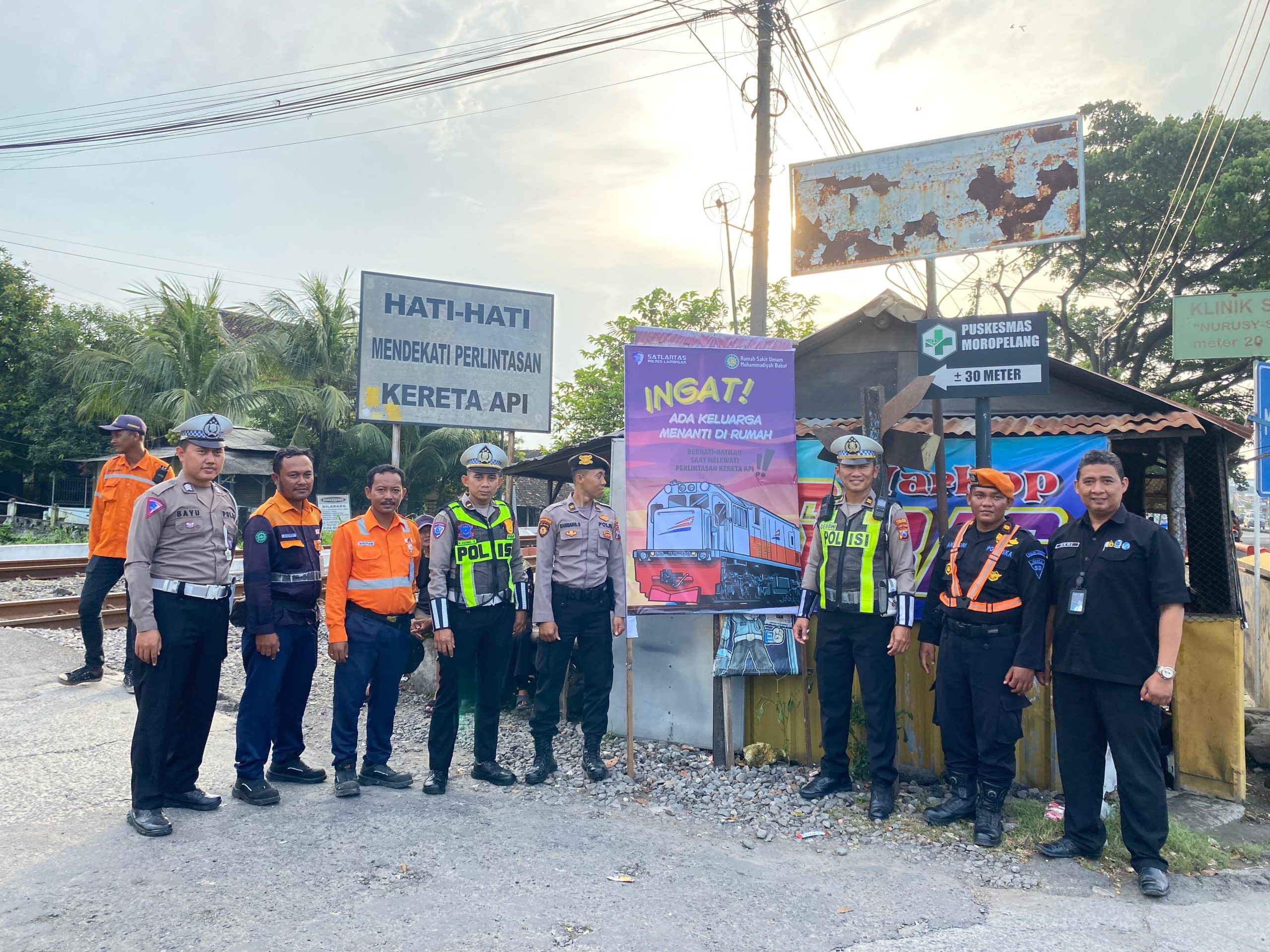 Jelang Nataru, Satlantas Polres Lamongan Intensifkan Imbauan Keselamatan di Perlintasan Kereta Api