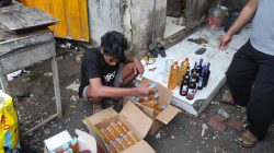 Dua Warung Penjual Miras di Brondong Digerebek Polisi, Ratusan Botol Oplosan Disita