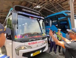 Antisipasi Libur Nataru, Satlantas Polres Lamongan Lakukan Ramp Check Bus dan Tes Urine Pengemudi