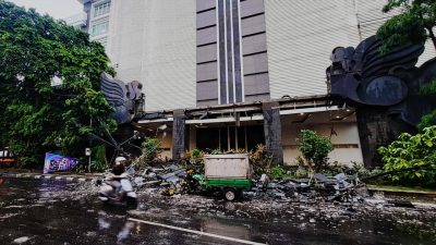 Angin Kencang Landa Lamongan, Gapura Besar Kompleks Pemkab Ambruk