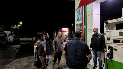 Diduga Tercampur Air, Satreskrim Polres Lamongan Periksa SPBU Banaran Babat