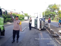 Mobil Berlogo BGN Terguling di Jalur Babat–Lamongan, Pengemudi Selamat