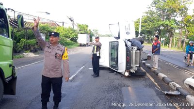 Mobil Berlogo BGN Terguling di Jalur Babat–Lamongan, Pengemudi Selamat