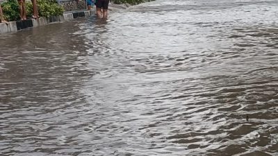 Hujan Lebat Sebabkan Jalan Suhat Malang Tergenang, Kemacetan Mengular Hingga 1 Kilometer