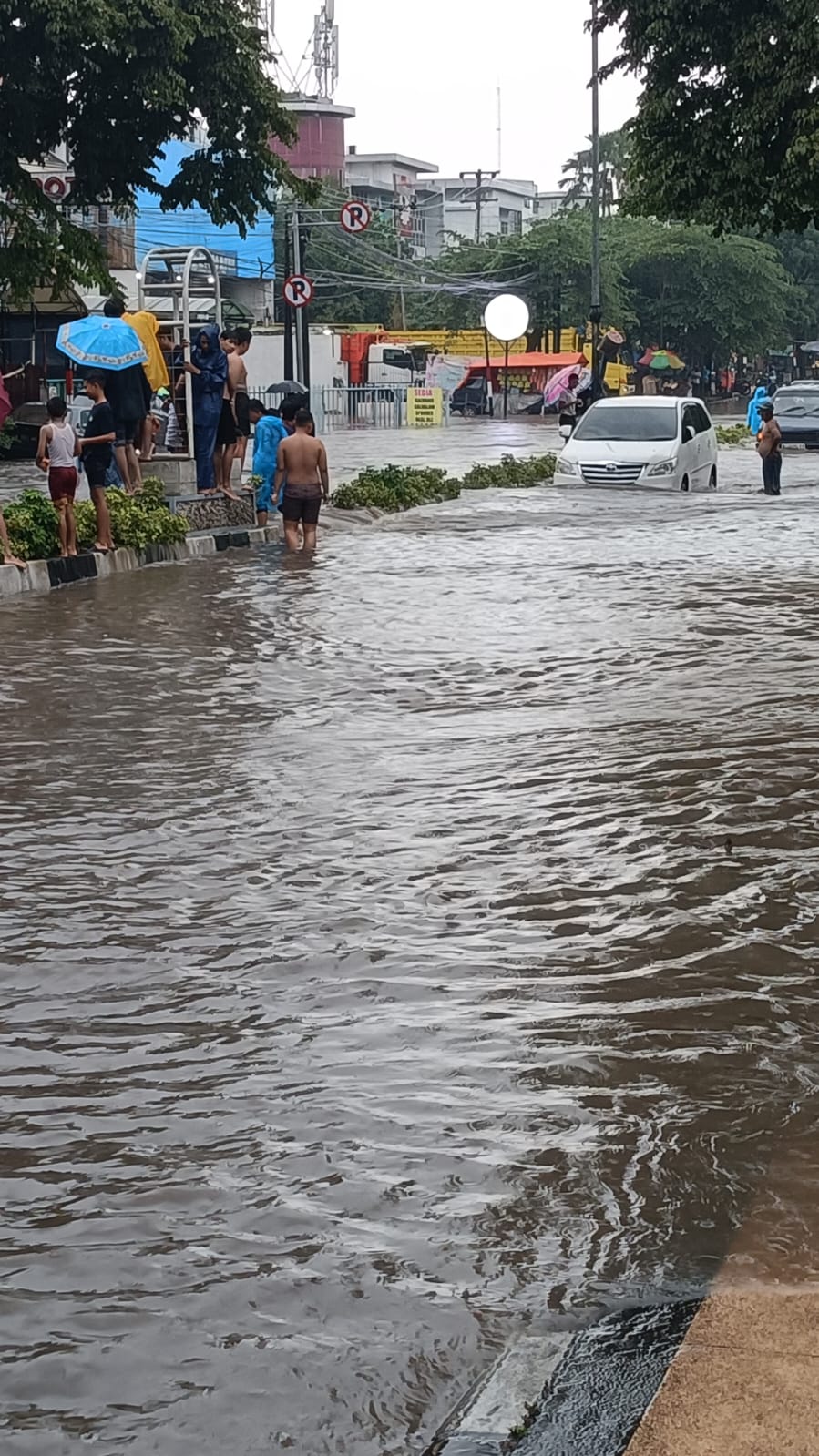 Hujan Lebat Sebabkan Jalan Suhat Malang Tergenang, Kemacetan Mengular Hingga 1 Kilometer