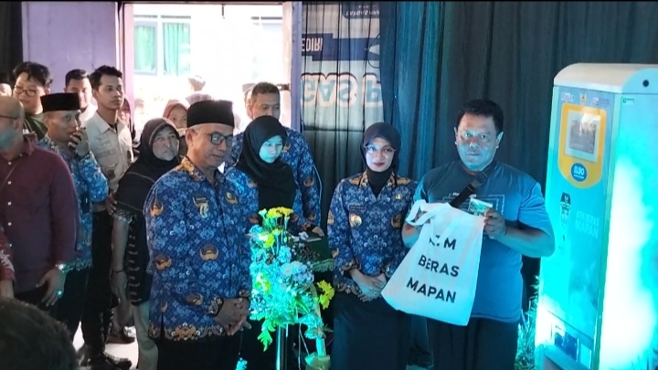 ATM Beras MAPAN Resmi Mengalir di Semampir 107 Warga Terima Hak Perdana
