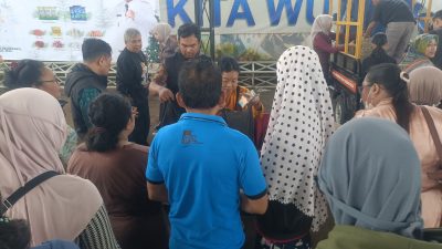 Sejak pagi, warga sudah memadati lokasi untuk mendapatkan komoditas yang mereka butuhkan.