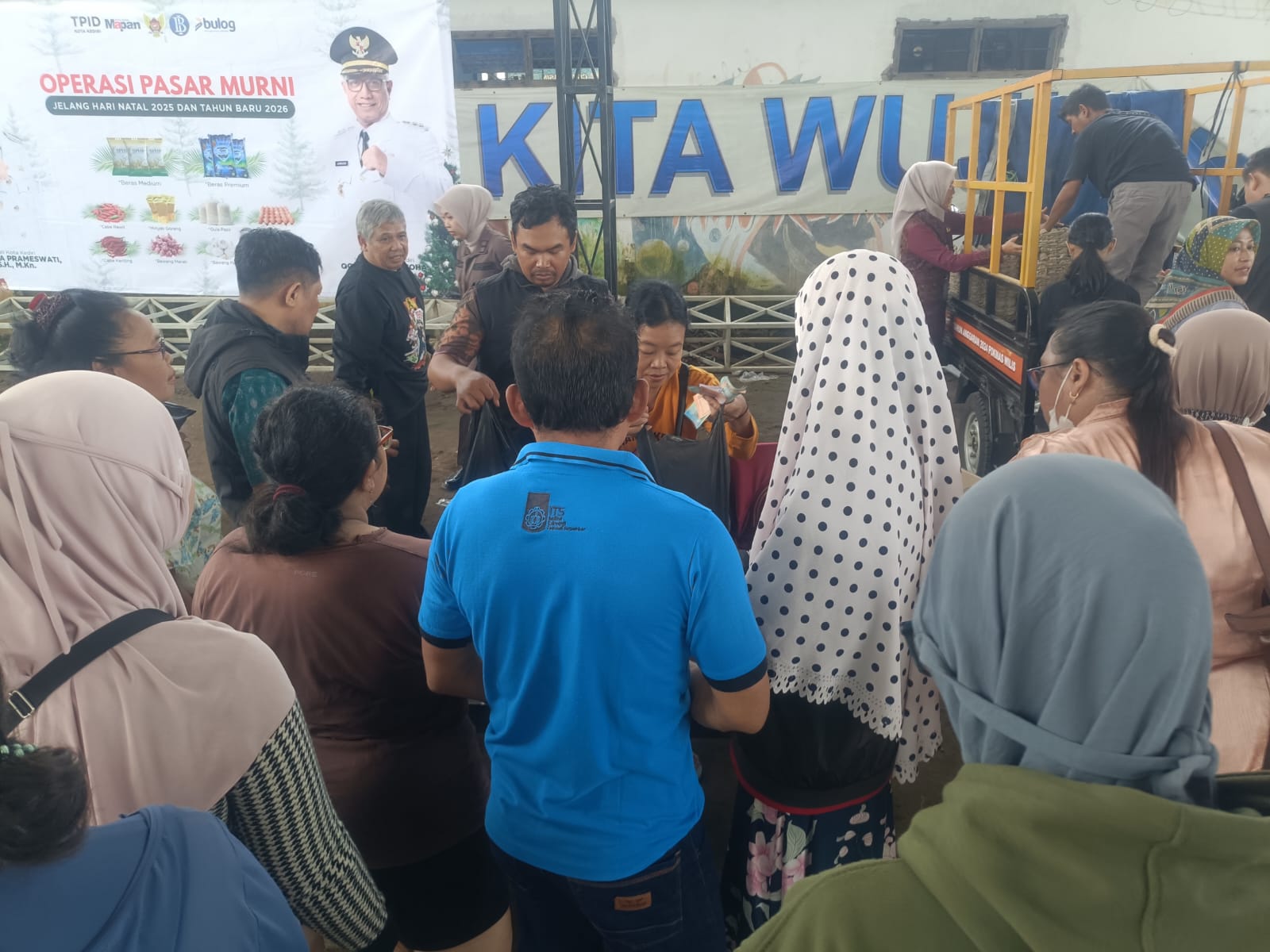 Sejak pagi, warga sudah memadati lokasi untuk mendapatkan komoditas yang mereka butuhkan.