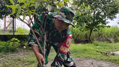 Peringati Hari Juang TNI AD, Koramil 0809-02 Pesantren Tanam 100 Pohon di Pakunden