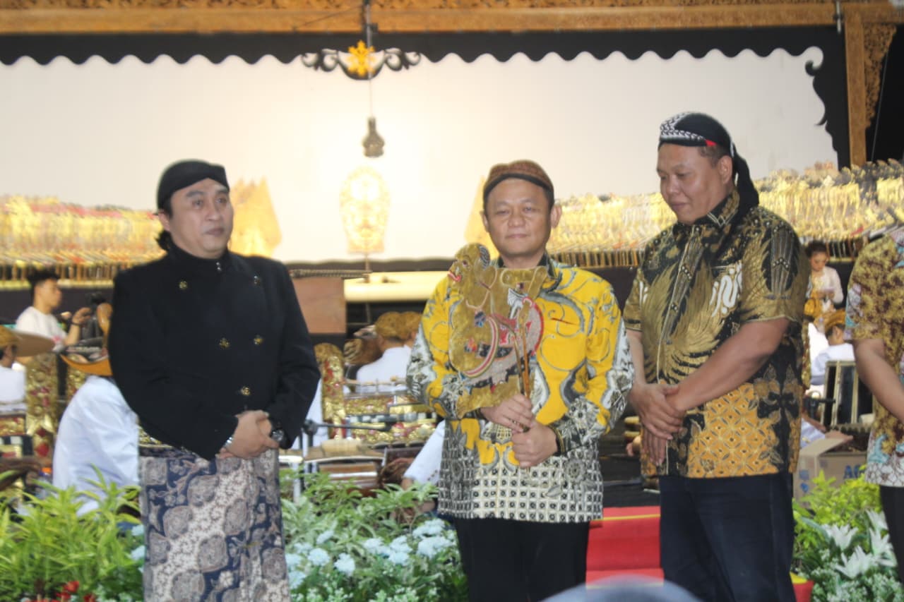 Wayang “Semar Mbangun Kahyangan” Menggema di Pagu, Sarat Pesan Moral dan Refleksi Kebangsaan