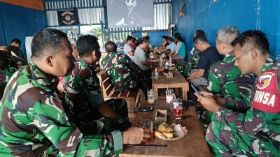 Suasana kebersamaan antara TNI dan masyarakat tampak kental dalam kegiatan nonton bareng (nobar) yang digelar
