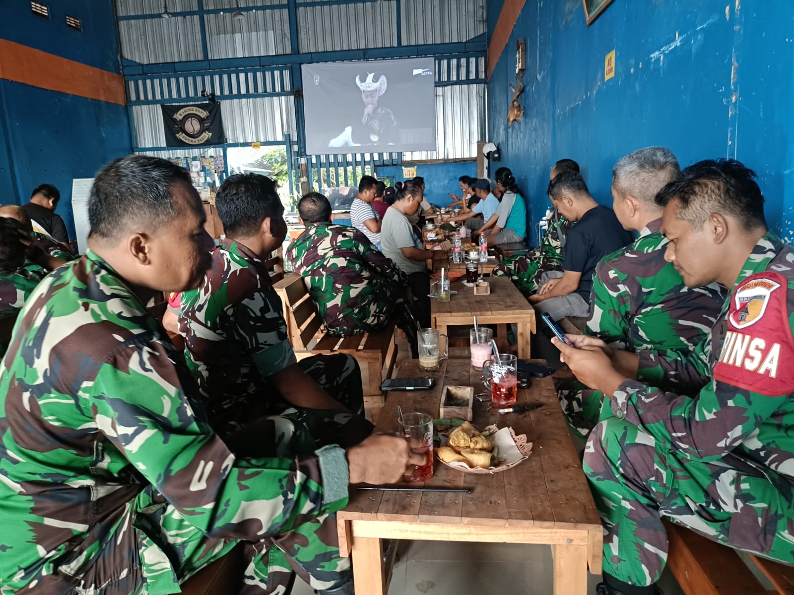 Suasana kebersamaan antara TNI dan masyarakat tampak kental dalam kegiatan nonton bareng (nobar) yang digelar