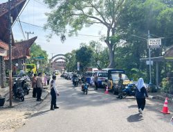 Puncak Libur Natal, Pos Pam Puhsarang Siaga Penuh Amankan Ratusan Jemaat
