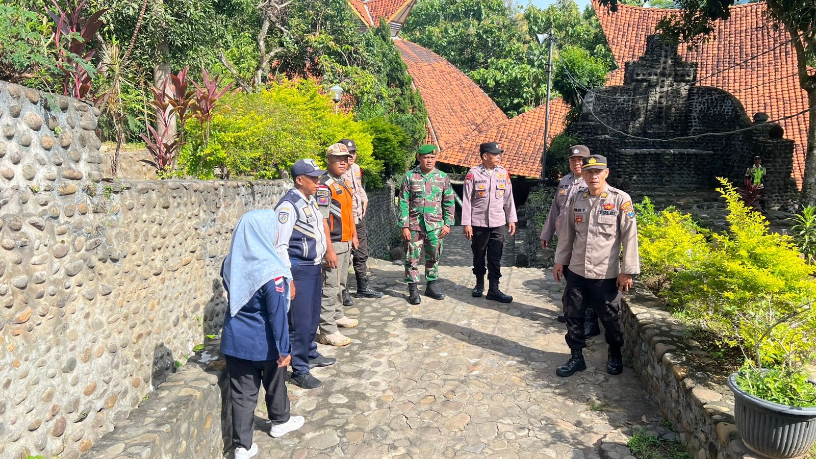 Puncak Libur Natal, Pos Pam Puhsarang Perketat Pengamanan Ibadah dan Wisata Religi