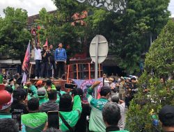 Ratusan Ojol Geruduk Balai Kota Blitar, Desak Zona Merah Penjemputan Dihapus