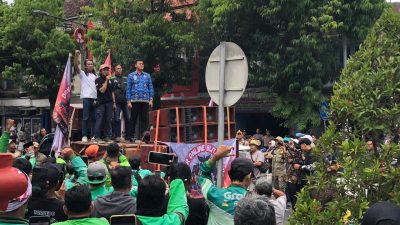 Ratusan Ojol Geruduk Balai Kota Blitar, Desak Zona Merah Penjemputan Dihapus