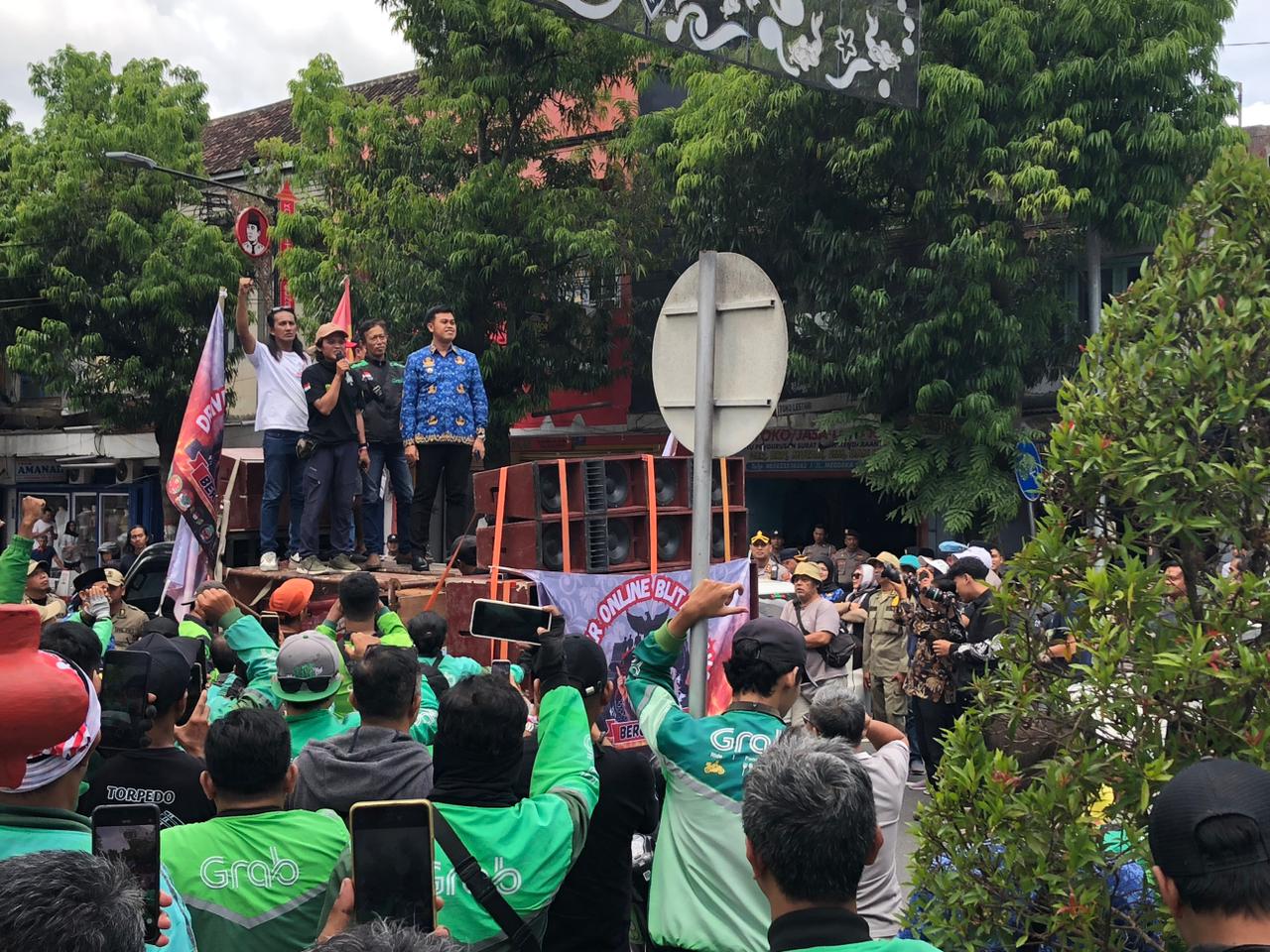 Ratusan Ojol Geruduk Balai Kota Blitar, Desak Zona Merah Penjemputan Dihapus