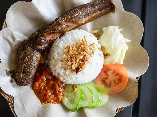 Penyetan Lesehan Modian, Kuliner Murah dan Mengenyangkan di Depan Kantor Disdukcapil Nganjuk