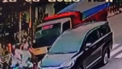 Diduga Rem Blong, Dump Truk Hantam Motor dan Toyota Yaris Milik Seorang Dokter