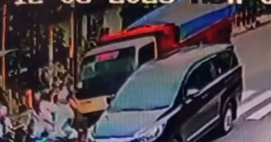 Diduga Rem Blong, Dump Truk Hantam Motor dan Toyota Yaris Milik Seorang Dokter