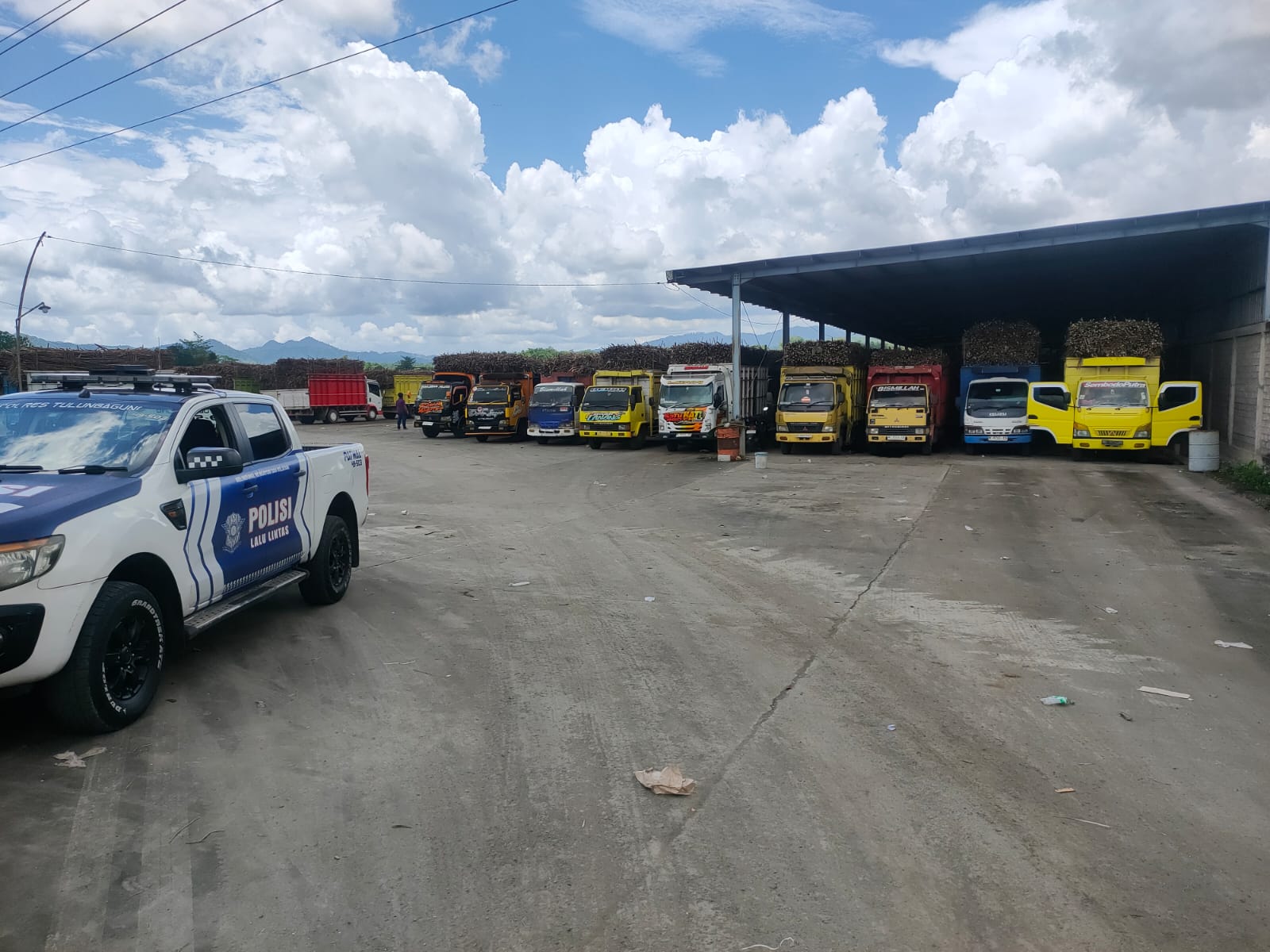 Lima Hari Terakhir, Warga Keluhkan Kemacetan Akibat Antrian Truk Tebu 2 KM di Kauman Tulungagung