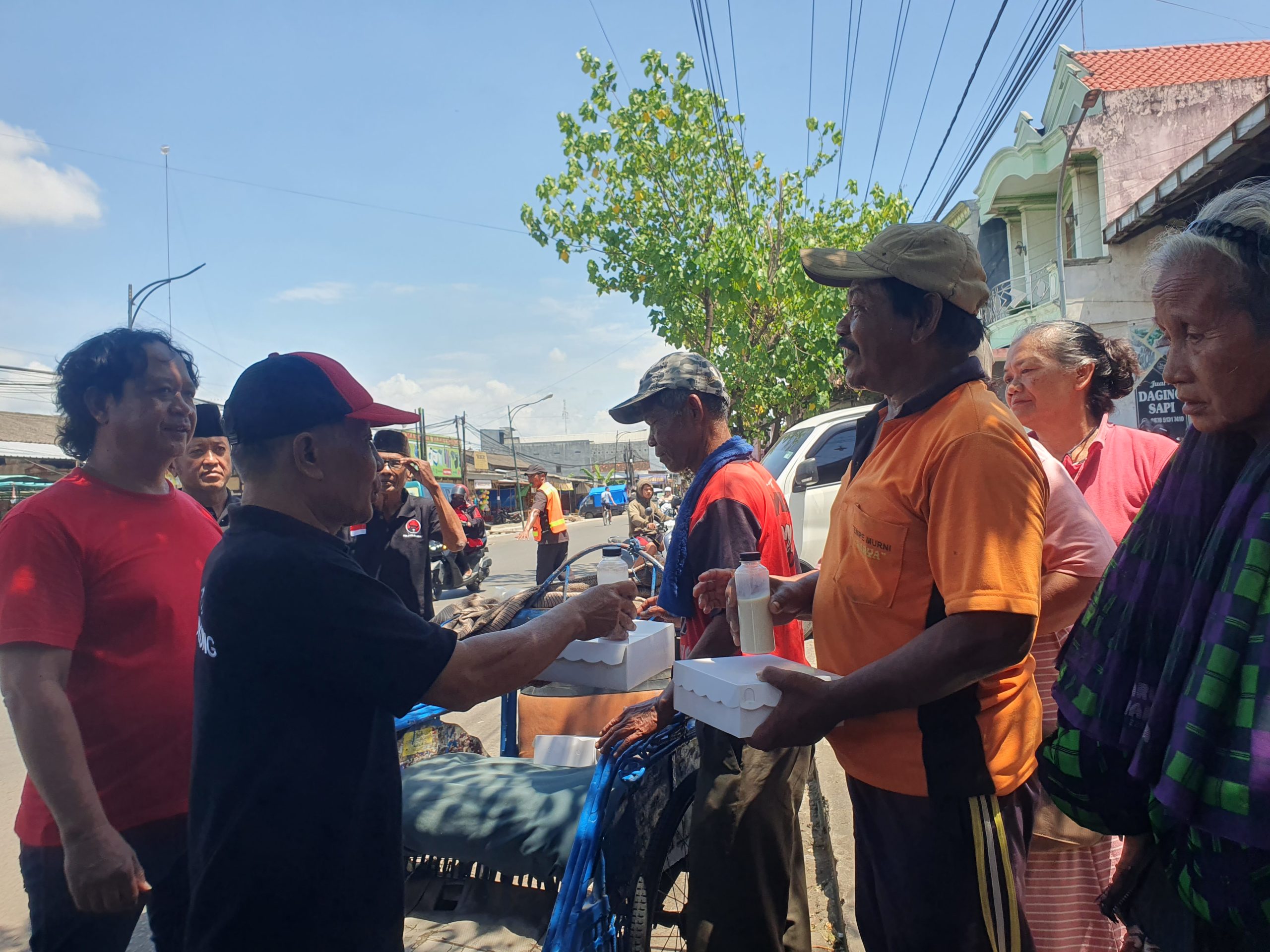PDIP Tulungagung Bagikan 200 Porsi MBG Perjuangan, Nilai Satu Paket Capai Rp 30 Ribu