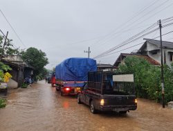 Diguyur Hujan Lebat Selama Tiga Jam, Jalan Desa Gedangan Karangrejo Tergenang Banjir