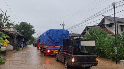 Hujan Deras Selama Tiga Jam, Ruas Jalan di Desa Gedangan Kecamatan Karangrejo Terendam Banjir