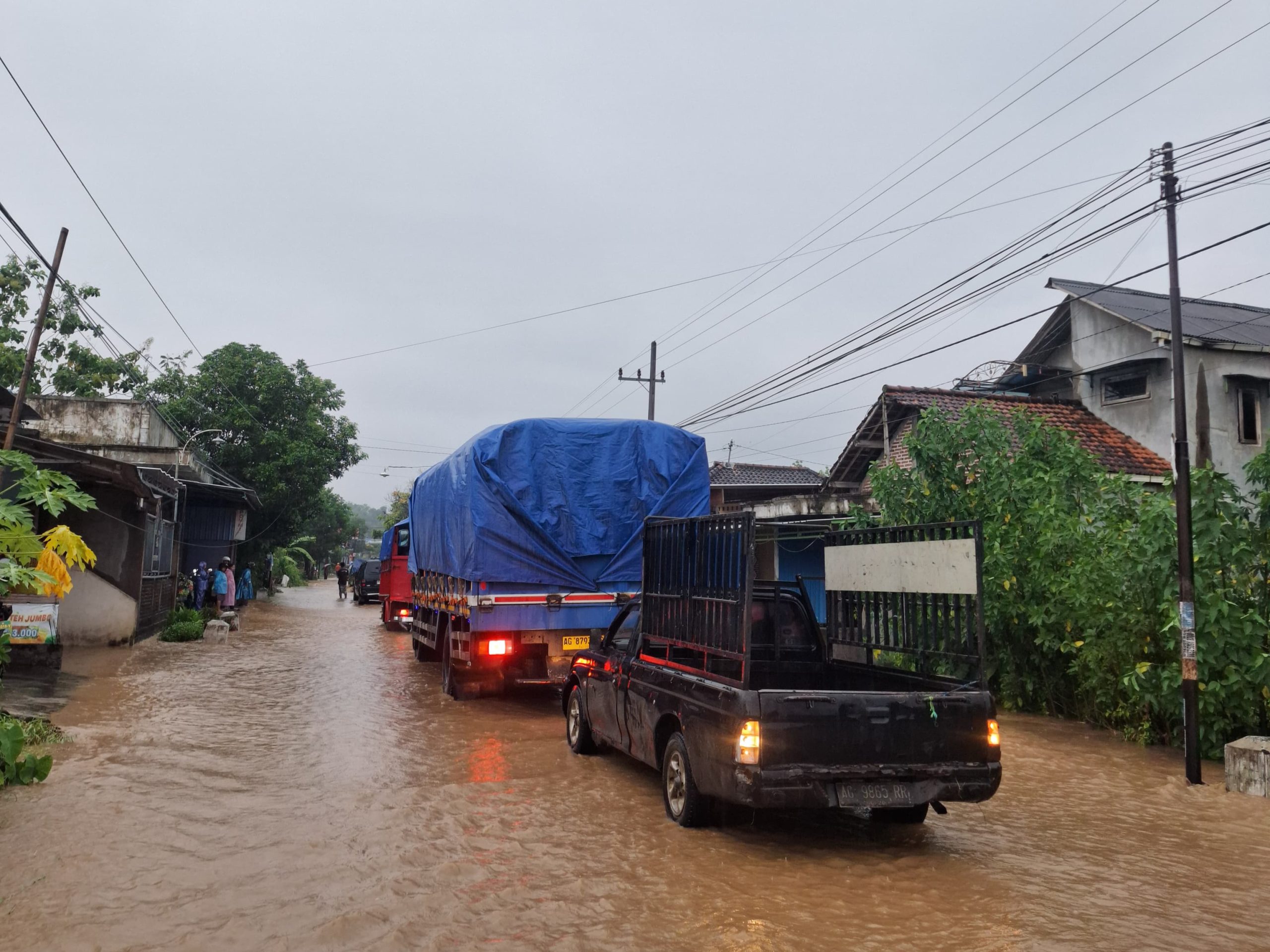 Hujan Deras Selama Tiga Jam, Ruas Jalan di Desa Gedangan Kecamatan Karangrejo Terendam Banjir