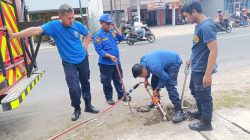 Aneh tapi Nyata, Damkar Tulungagung Diminta Bantu Cari Kunci Motor yang Jatuh ke Parit