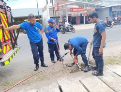 Bukannya Memadamkan Kebakaran, Petugas Damkar Tulungagung Malah Diminta Bantu Cari Kunci Motor yang Jatuh ke Parit