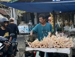 Harga Daging Ayam di Pasar Ngadisimo Merangkak Naik