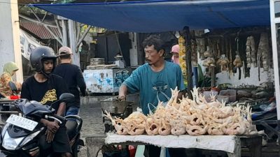 Harga Daging Ayam di Pasar Ngadisimo Merangkak Naik