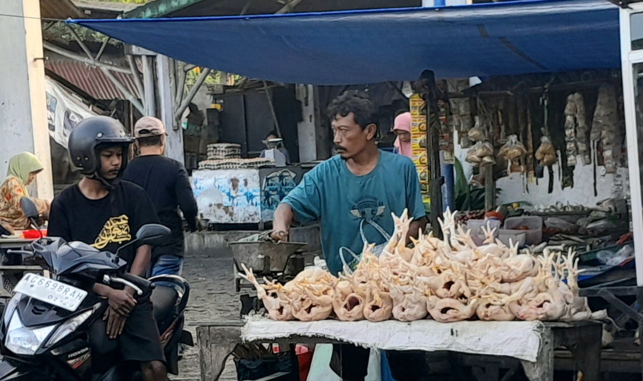Harga Daging Ayam di Pasar Ngadisimo Merangkak Naik