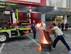 Damkar Kota Kediri Evakuasi Korban Kebakaran di Bank Jatim Ruko Diponegoro
