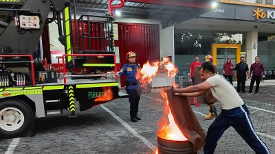 Damkar Kota Kediri Gelar Simulasi Evakuasi Kebakaran di Bank Jatim Ruko Diponegoro
