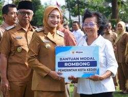 Akhir Tahun 2025, Wali Kota Kediri Salurkan Gerobak Usaha dan Bansos untuk PKL Terdampak Relokasi