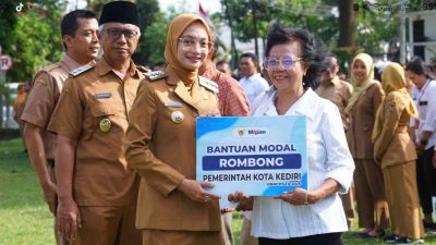 Akhir Tahun 2025, Wali Kota Kediri Salurkan Gerobak Usaha dan Bansos untuk PKL Terdampak Relokasi