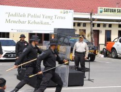 PJU dan Kapolsek di Polres Kediri Antusias Ikuti Latihan Dalmas di Bawah Terik Matahari